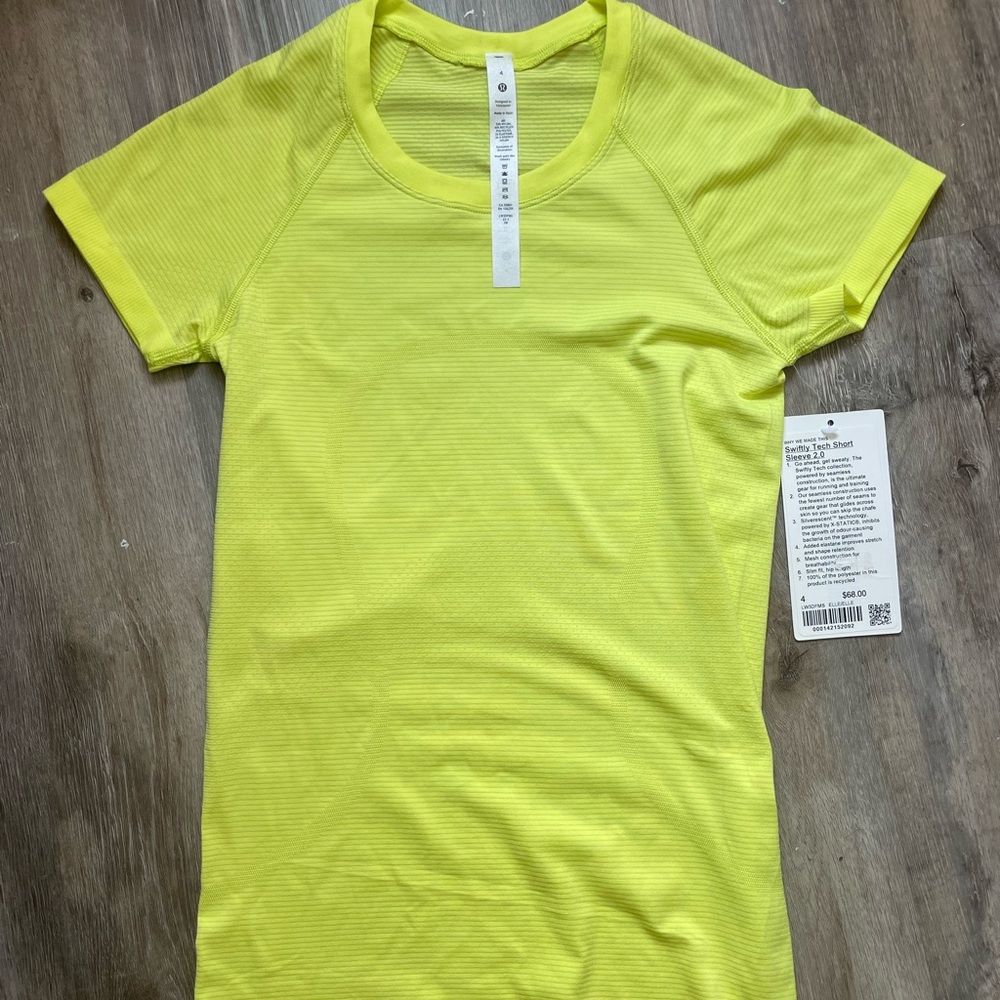 size 4 lululemon swiftly tech short sleeve NWT